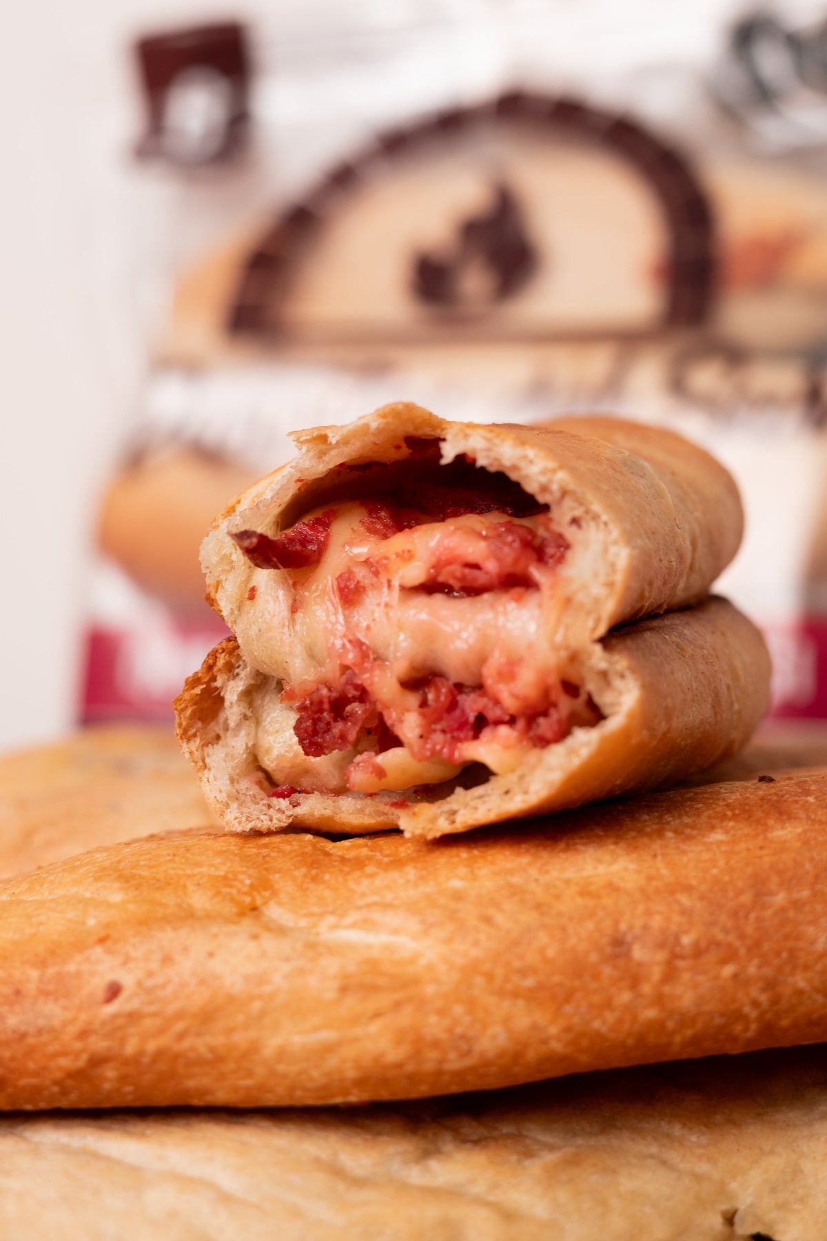 Pan artesanal relleno de cabanossi y queso paria - Pancitos del Su