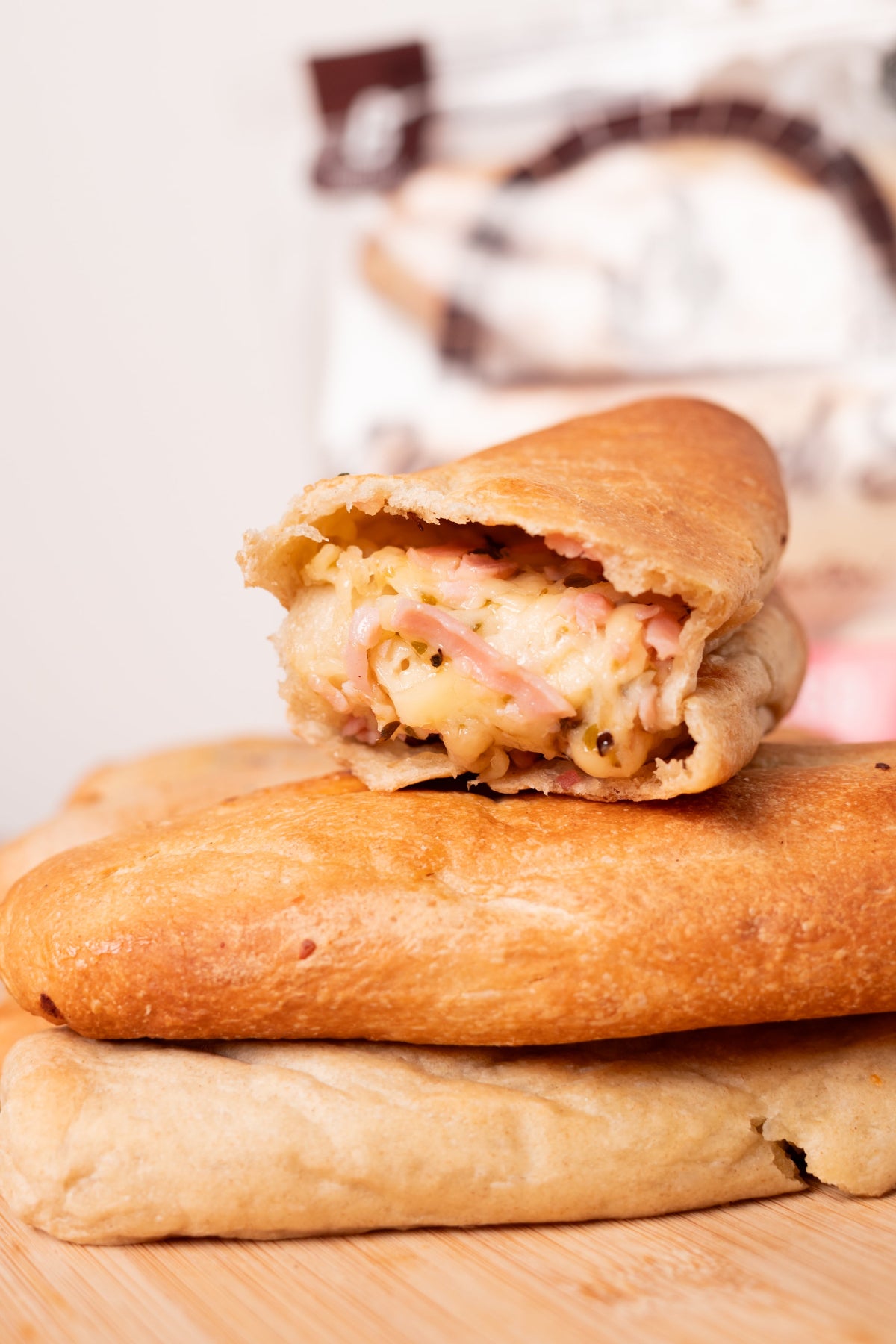 Pan artesanal de jamón inglés y queso paria mostrando su relleno – Pancitos del Sur