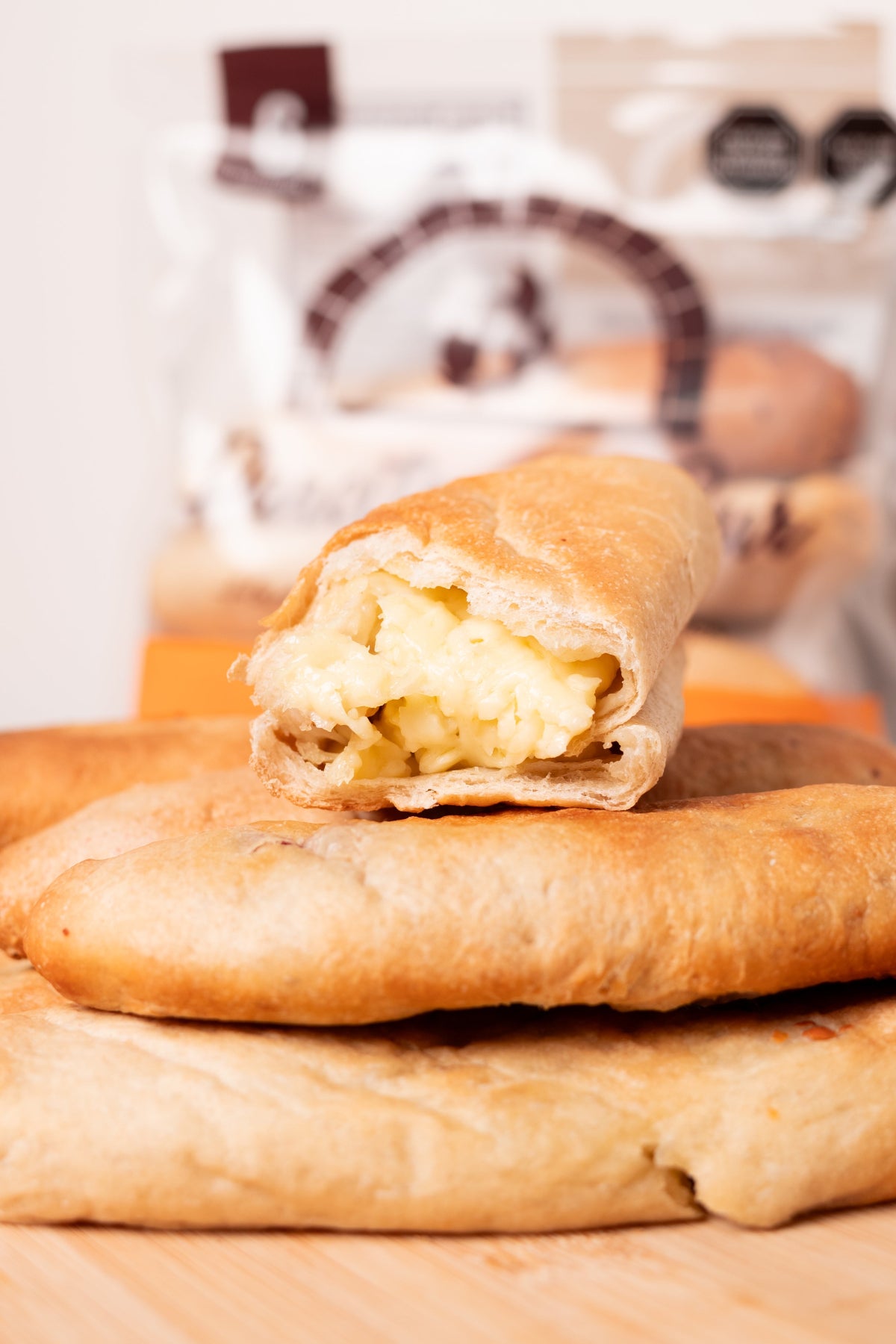 Pan artesanal relleno de queso paria listo para calentar - Pancitos del Sur